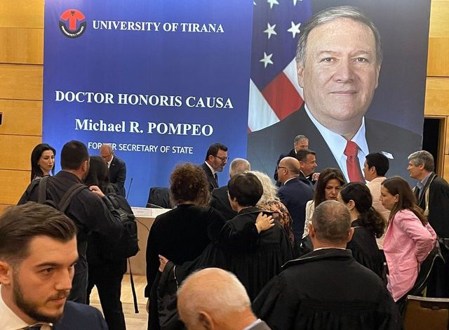 BËRI BASHKË MAXHORANCËN DHE OPOZITEN/ Ish-sekretari i Shtetit Pompeo, nderohet me titullin “Honoris Causa”