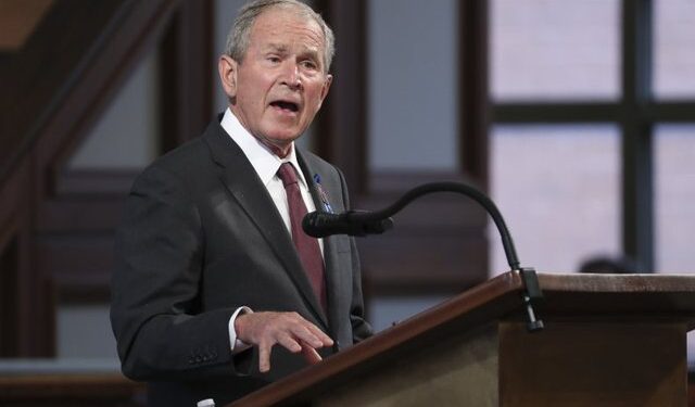 “PUSHTIMI BRUTAL I IRAKUT”/ Ish-presidenti Bush ngatërron Ukrainën, salla shpërthen në të qeshura