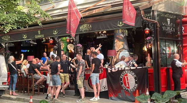 FOTOT! Mbërrijnë tifozët e parë të Fejnordit, “pushtojnë” lokalet e Tiranës duke pirë birra