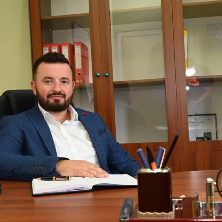 E FUNDIT/ Plagoset ish-kandidati për kryetar të PS në Durrës, ngjarja në një lokal