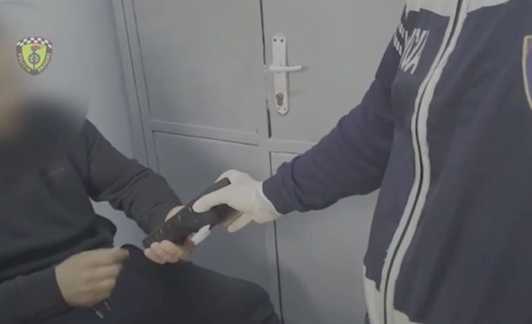 PËRPLASI NË VIJAT E BARDHA ÇIFTIN DHE FOSHNJËN/ Shikoni si reagon 39-vjeçari kur i bëjnë testin e drogës (VIDEO)
