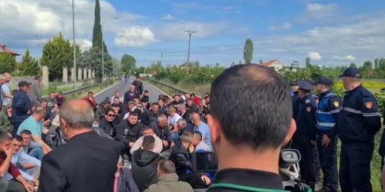 SËRISH NË PROTESTË/ Banorët e Rinasit: Mjaft kemi duruar! Për 2 kilometra duhet të bëjmë 20