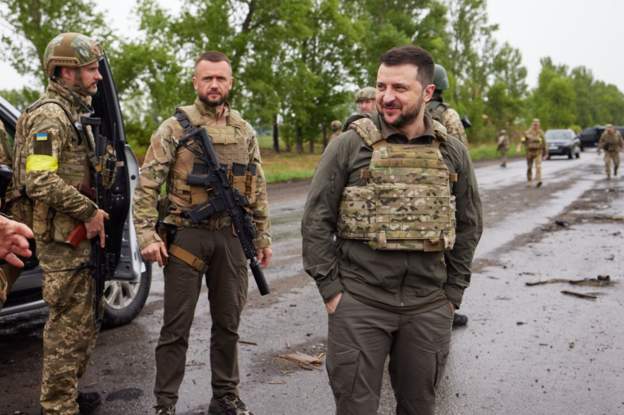 ZELENSKY DEL NGA KIEVI/ Shkon në vijën e frontit të përballjes me rusët