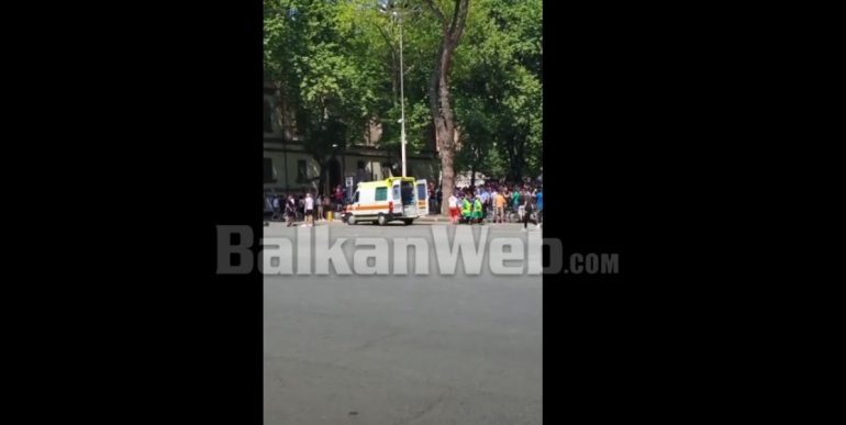 JO VETËM TË HUAJT/ Tifozi shqiptar e tepron me pijen, merret me ambulancë në Bulevard (VIDEO)