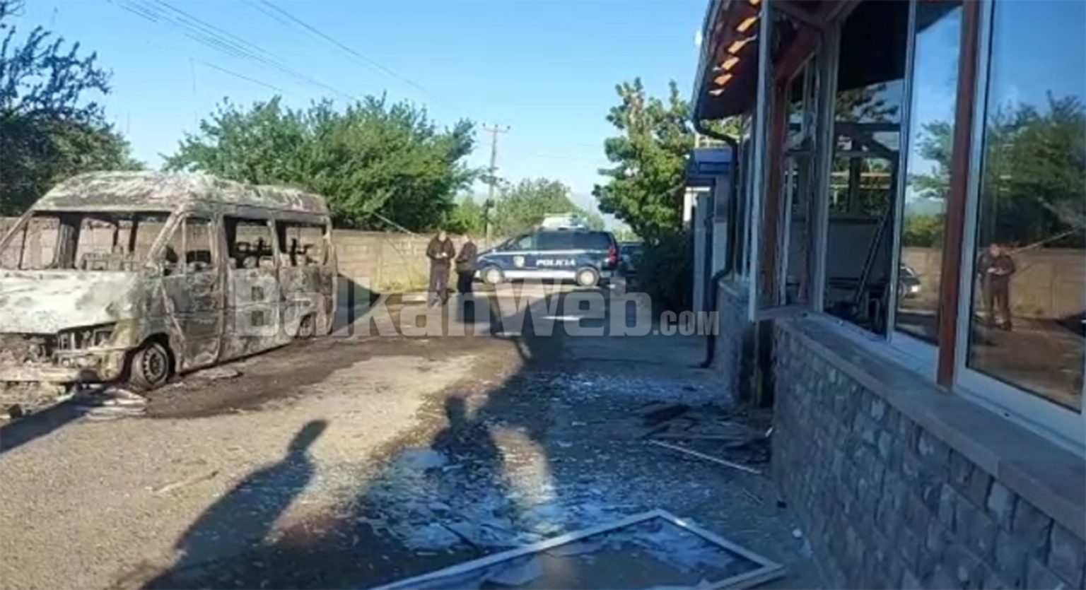 PAMJET/ Tritol lokalit të efektivit të Policisë në Shkodër, i djegin dhe…