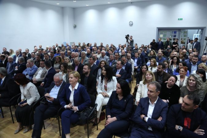 “BASHA, ALIBEAJ…”/ Zbardhen emrat e 36 deputetëve që nuk morën pjesë në mbledhjen e Këshillit Kombëtar të thirrur nga Berisha