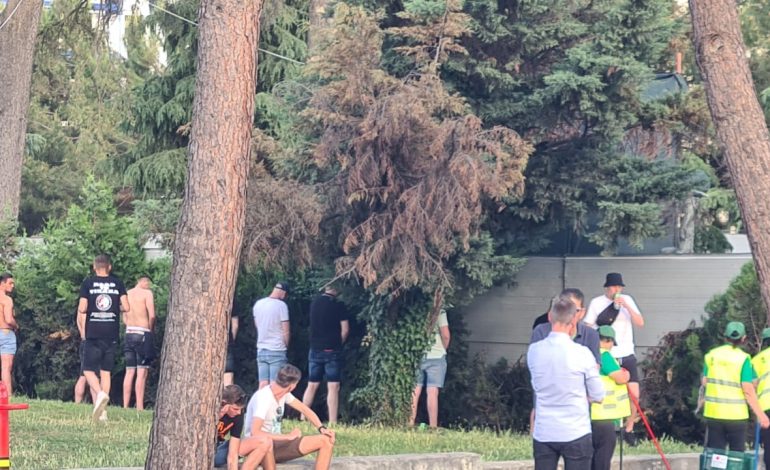 PAMJET/ Tifozët e Feynoord injorojnë tualetet, urinojnë sërish në publik