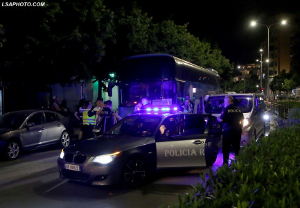 SHISHE QELQI, SHKOPINJ DHE GURË/ Policia e Shtetit bën bilancin pas përplasjes së huliganëve me uniformat blu: 10 efektivë të plagosur