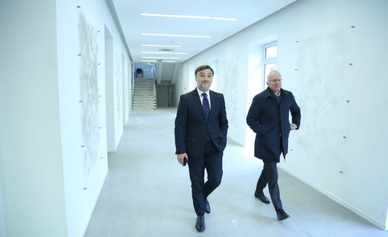 ZBARDHEN PRAPASKENAT/ Ja si e bëri Alibeaj kuorumin në mbledhjen e grupit për t’u përfshirë në procesin e Presidentit