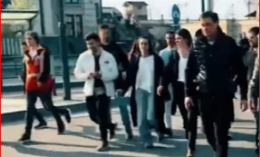 BOMBARDIMET RUSE/ Ja momenti kur Angelina Jolie dhe shoqëruesit e saj vrapojnë drejt një vendi të sigurt në Lviv (VIDEO)