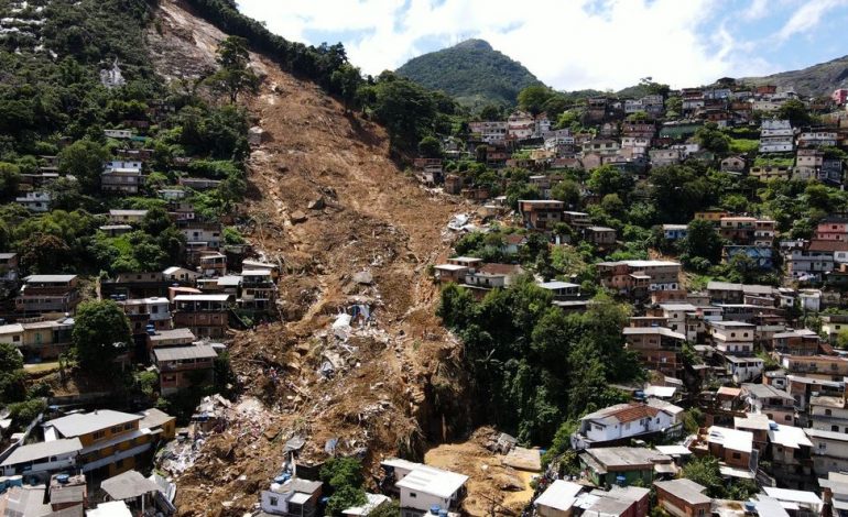 E RËNDË/ Përmbytje dhe rrëshqitje masive dheu, të paktën 56 viktima në Brazil