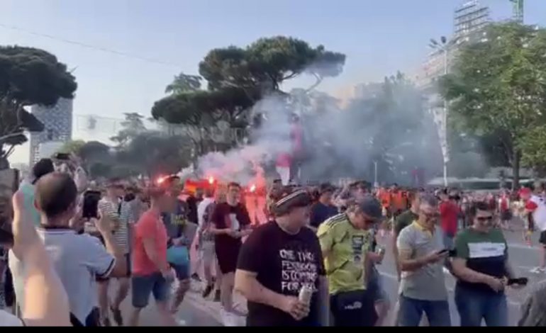 FINALJA/ Tifozet e Feyeenord “djegin” Bulevardin, ja ATMOSFERA që dhurojnë