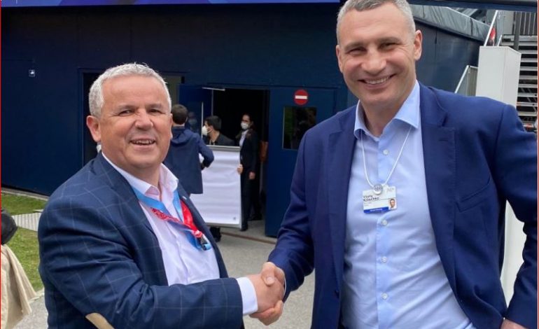 “FALEMINDERIT KOSOVË DHE SHQIPËRI”/ Kryebashkiaku i Kievit: Ju u çliruat nga Serbia, ne do çlirohemi nga Rusia
