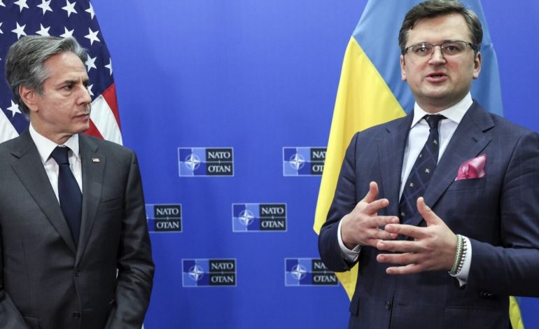 “MË SHUMË ARMË DHE NDIHMA JANË NISUR…”/ Ministri i Jashtëm i Ukrainës takohet me Antony Blinken në Berlin