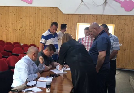 GARA MES BERISHËS DHE ELEZIT/ Vijon procesi në të gjithë vendin! Demokratët i drejtohen qendrave të votimit