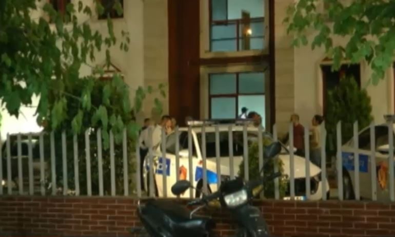 TRONDITET POLICIA E TIRANËS! Efektivi qëllon për vdekje kolegun brenda komisariatit. Motivet dhe si ndodhi ngjarja