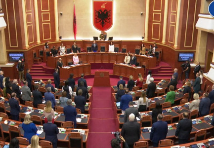 NDARJA NGA JETA E BUJAR NISHANIT/ Kuvendi mban një minutë heshtje: I paharruar…