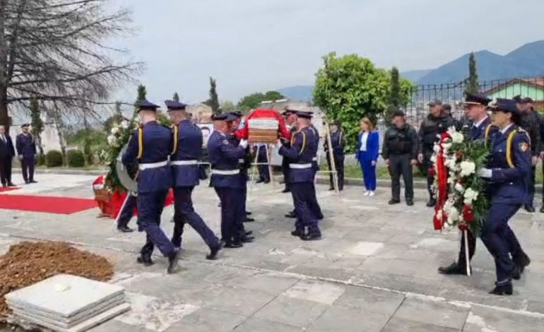 U VRANË NË KRYE TË DETYRËS/ Tre oficerë të policisë dërgohen në banesën e fundit në Varrezat e Dëshmorëve