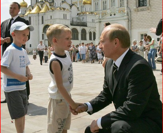PUTIN AKUZOHET PËR PEDOFILI/ Ngre bluzën e 5-vjeçarit dhe e puth në bark: Ishte një djalë i vogël dhe i bukur