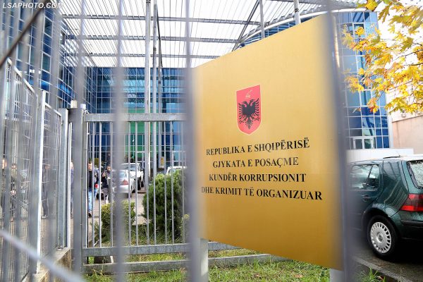 DËSHMIA E NUREDIN DUMANIT VENDOS SPAK NË LËVIZJE/ Çelet procesi gjyqësor për vrasjen e Emiliano Ramazanit dhe Regis Runajt
