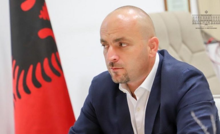 SKANDALI/ Pas denoncimit, drejtori i Përgjithshëm i Policisë pezullon nga detyra shefin e krimeve në Komisariatin e Divjakës