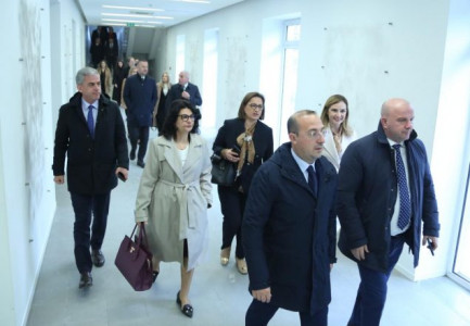 ALIBEAJ MBLEDH GRUPIN PARLAMENTAR TË PD/ Ja kush janë deputetët që marrin pjesë, mungon “Rithemelimi”