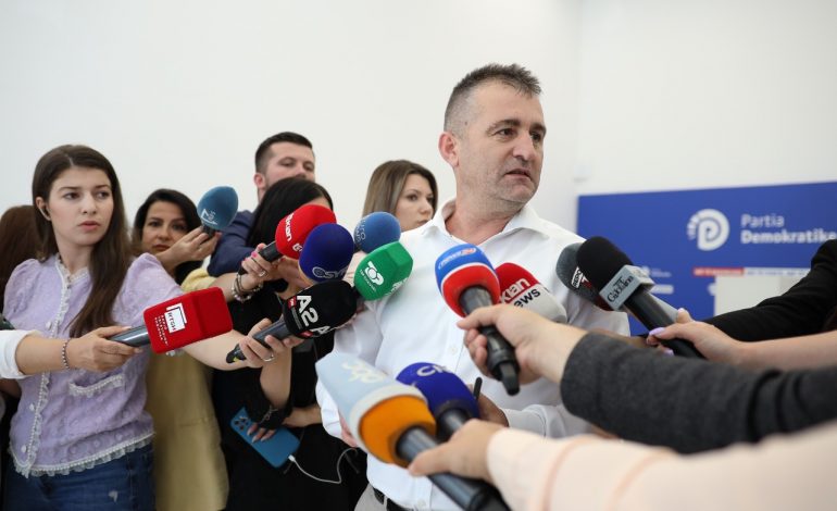 HUMBI ZGJEDHJET PËRBALLË BERISHËS/ Reagon për herë të parë Ibsen Elezi: Mos prisni ndryshimin nga kafenetë…