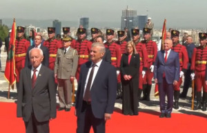 PAMJET/ Meta, Nikolla dhe Ahmetaj homazhe te Varrezat e Dëshmorëve, mungon kryeministri Rama