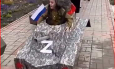 TANKE "Z" DHE AEROPLANË LUFTARAKË/ Shihni se si rusët përdorin për propagandë lufte fëmijët (VIDEO)