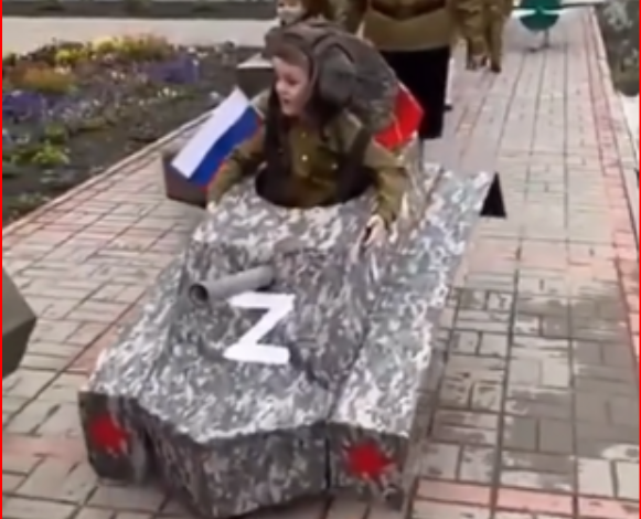 TANKE “Z” DHE AEROPLANË LUFTARAKË/ Shihni se si rusët përdorin për propagandë lufte fëmijët (VIDEO)