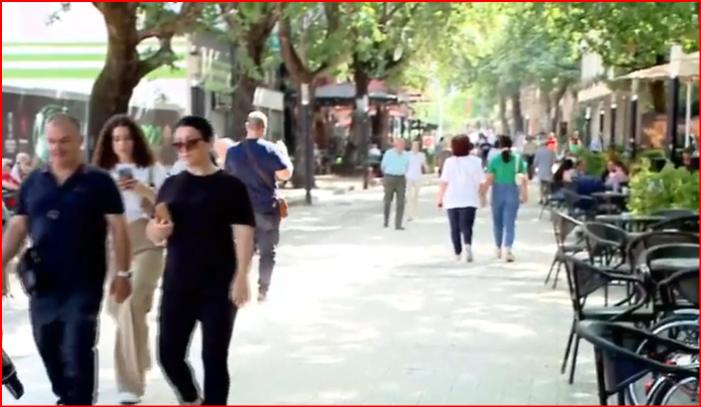 PAMJET/ Tirana bëhet gati për festë, ja atmosfera në rrugët e kryeqytetit