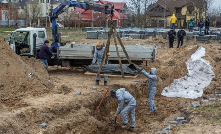 NJË TJETËR VARR MASIV NË BUCHA/ Atoritetet ukrainase: Viktimat janë vrarë në mënyra brutale…