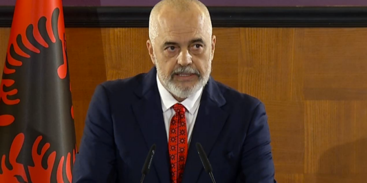 “JEMI GJITHÇKA, POR JO BUDALLENJ”/ Rama i jep medalje komandantit të NATO-s: Shqiptarët janë pro amerikanë. Do flas anglisht…