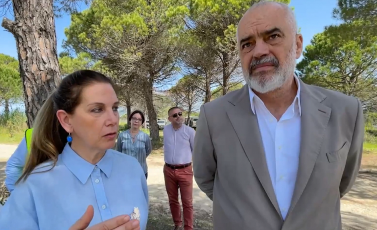 USHTRIA NË PASTRIMIN E BREGDETIT/ Rama: Këtë vit presim fluksin më të madh të turistëve