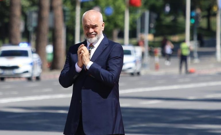 NGA BLLOKIMI I BULEVARDIT TE KRAVATA E RAMËS/ Momentet e fiksuara nga pritja e Presidentit të KE-së në Tiranë