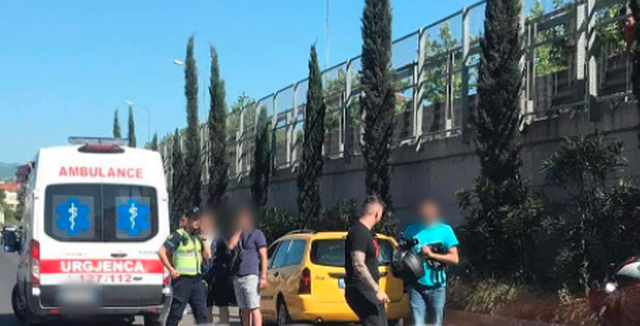 DALIN PAMJET/ Donaldi AKSIDENTOHET me motor, Romeo e shoqëron në ambulancë