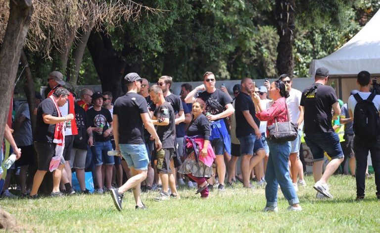 “MË PËLQEN VENDI, JAM I SURPRIZUAR”/ Tifozi holandez në Pedonale: Kam ardhur me miqtë e mi