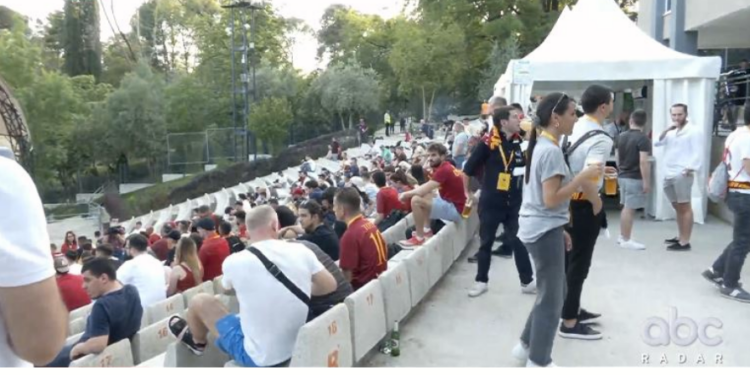 ROMANËT ENTUZIASTË/ Festë te Liqeni Artificial, tifozëve të Romës u bashkohen edhe qytetarët e Tiranës