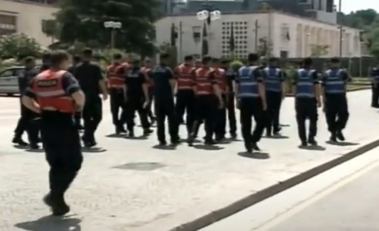 POLICIA E SHTETIT NË KËMBË/ 2500 efektivë në terren për të menaxhuar situatën. Ja kërkesa për të shmangur dhunën
