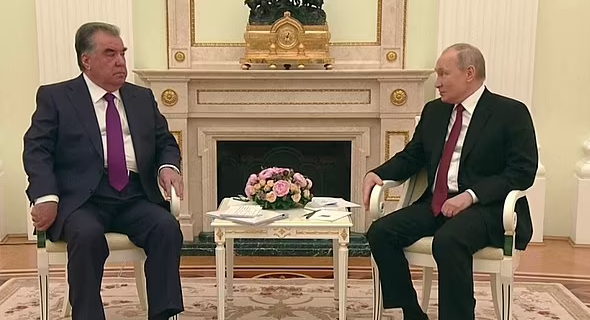 SHTOHEN DYSHIMET MBI SHËNDETIN E PUTINIT/ Ja çfarë bëri presidenti rus që vuri në siklet homologun taxhikistanas