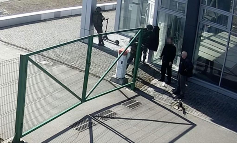 CNN PUBLIKON PAMJET E RËNDA/ Kamerat e sigurisë vërtetuan vrasjen e dy civilëve në Kiev nga trupat ruse