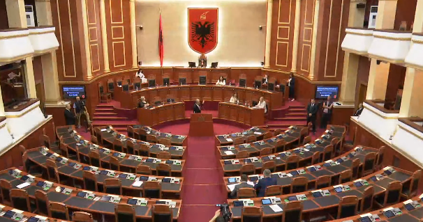 “KENI ZAPTUAR FOLTOREN”/ Felaj nuk i jep fjalën për replikë, Berisha flet pa mikrofon, mbyllet me debate seanca