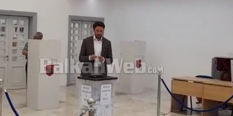 ZGJEDHJET/ Shkëlzen Berisha voton për kreun e ri të PD në selinë blu