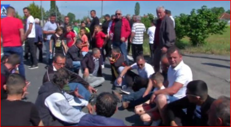 RRUGA E RINASIT ME NJË SENS/ Banorët protestojnë për të katërtën ditë me radhë, bllokojnë rrugën pranë shkollës