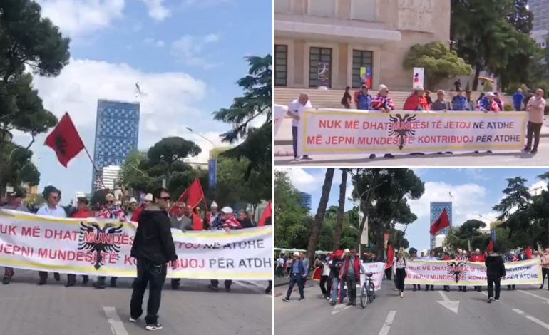 NIS MARSHIMI PËR 1 MAKIN NË TIRANË/ Protestuesit kërkojnë punë dhe paga të larta