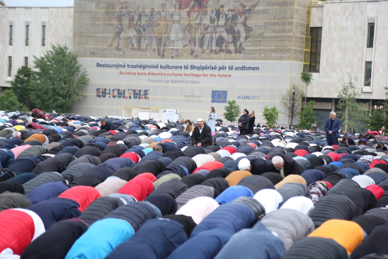 PAMJET/ Sot Fiter Bajrami, besimtarët myslimanë falin namazin në Sheshin Skëndërbej