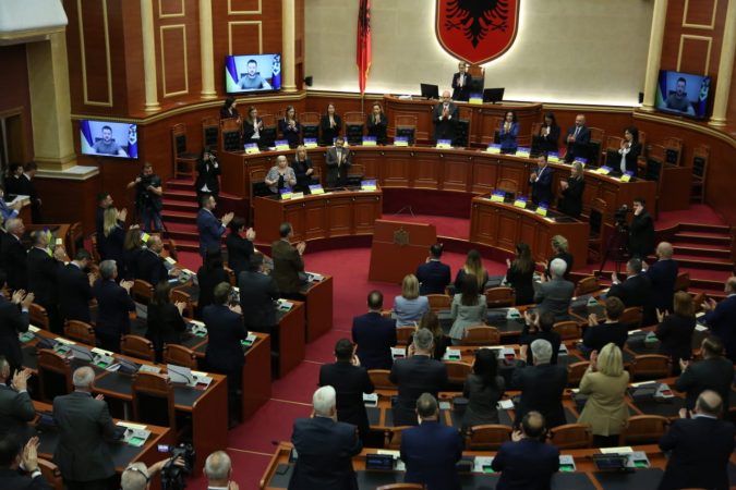 FJALA E PLOTË/ Video-mesazhi i Zelenskyt emocionon deputetët shqiptarë, duartrokitje në sallën e Kuvendit të Shqipërisë