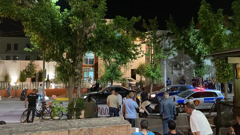 DALIN PAMJET/ Momenti kur kolegët dërgojnë efektivin me makinën e policisë në spital! Gazetari: U qëllua 5 herë me pistoletë…