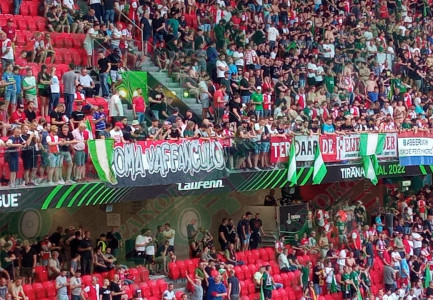 ANKOHESHIN PËR ÇMIMET E BILETAVE/ Mbështetësit e Fejnordit dominojnë tifozerinë italiane në tribunat e stadiumit