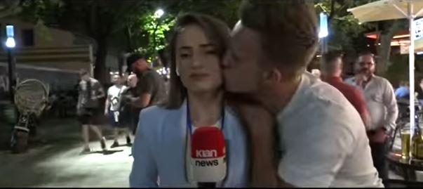 TIFOZËT JO VETËM TRAZIRA, POR EDHE “SHPREHJE DASHURIE”/ Dy prej tyre puthin gazetaren gjatë raportimit live